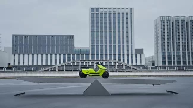 (图片文字：全球首款自平衡摩托车顺利通过翘翘板测试)