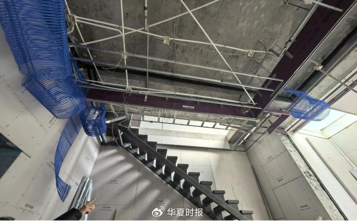 负一层楼板被铲除。董红艳/摄