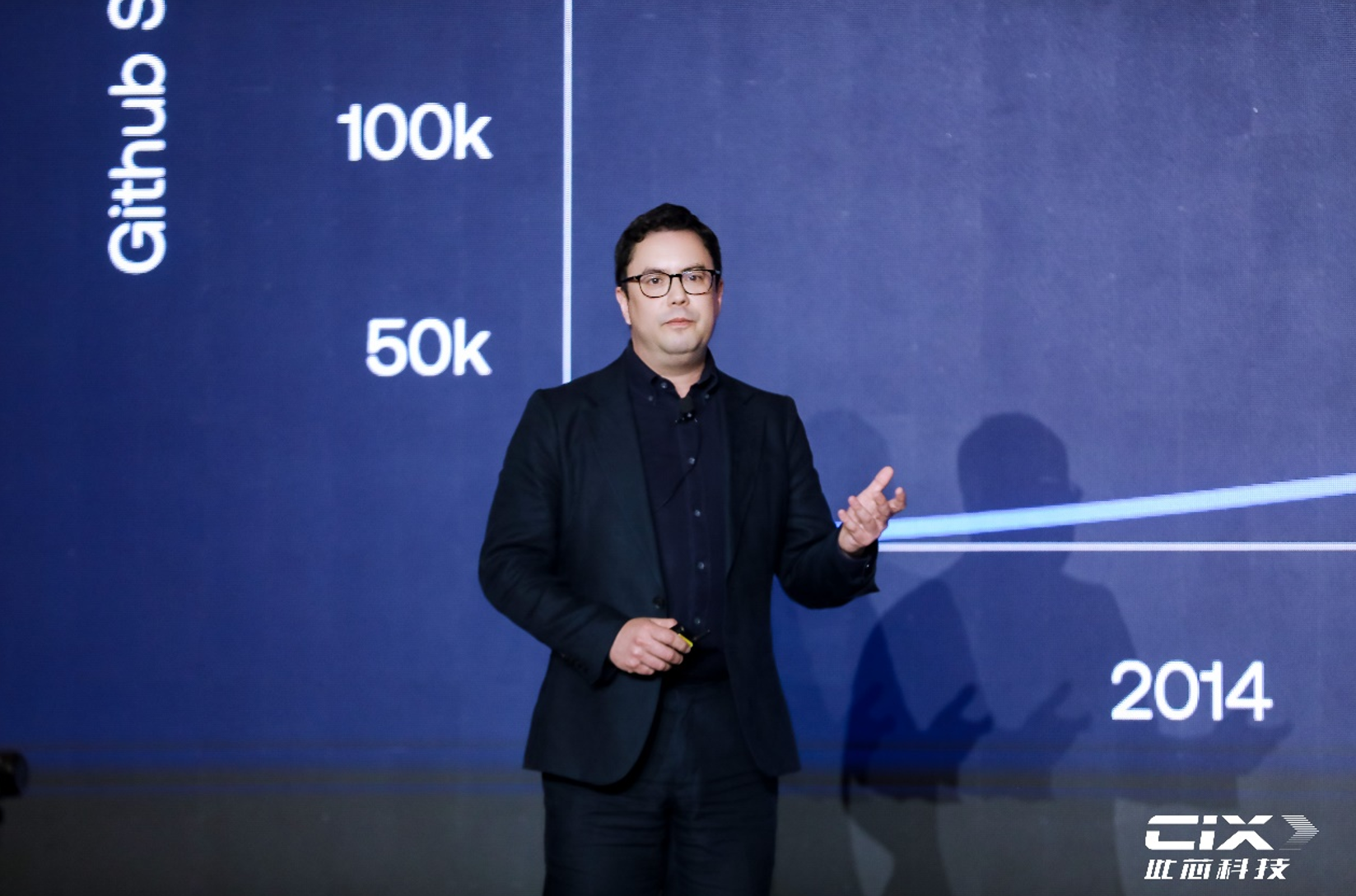 Arm 边缘 AI 事业部智能终端计算副总裁 James McNiven