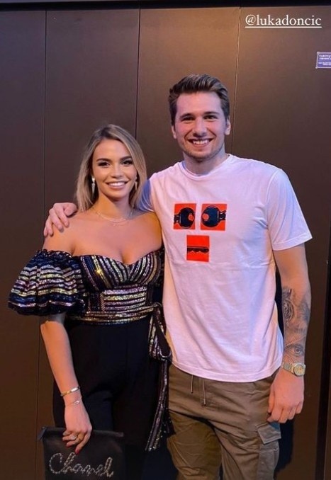 每日邮报：东契奇前女友在与一位知名人士交往 住孩子奶奶的豪宅