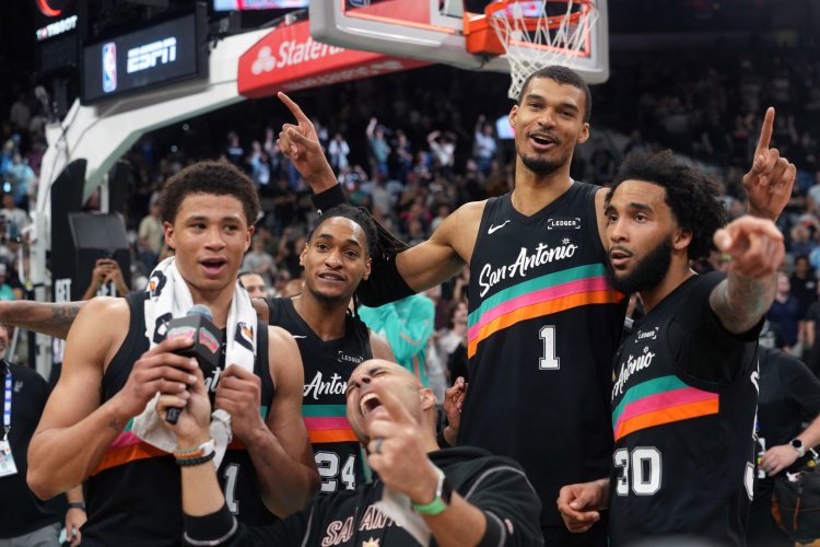 文班：我们身边全是天赋出众的队友 能派出五个防守顶尖的球员