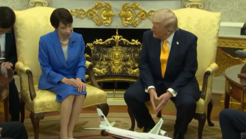 见特朗普时高市早苗逞强说英语磕磕绊绊，特朗普：这里有优秀的口译