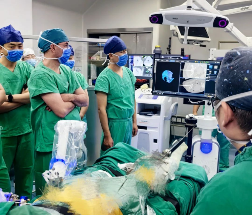 罗森博特手术机器人参与手术 受访者供图