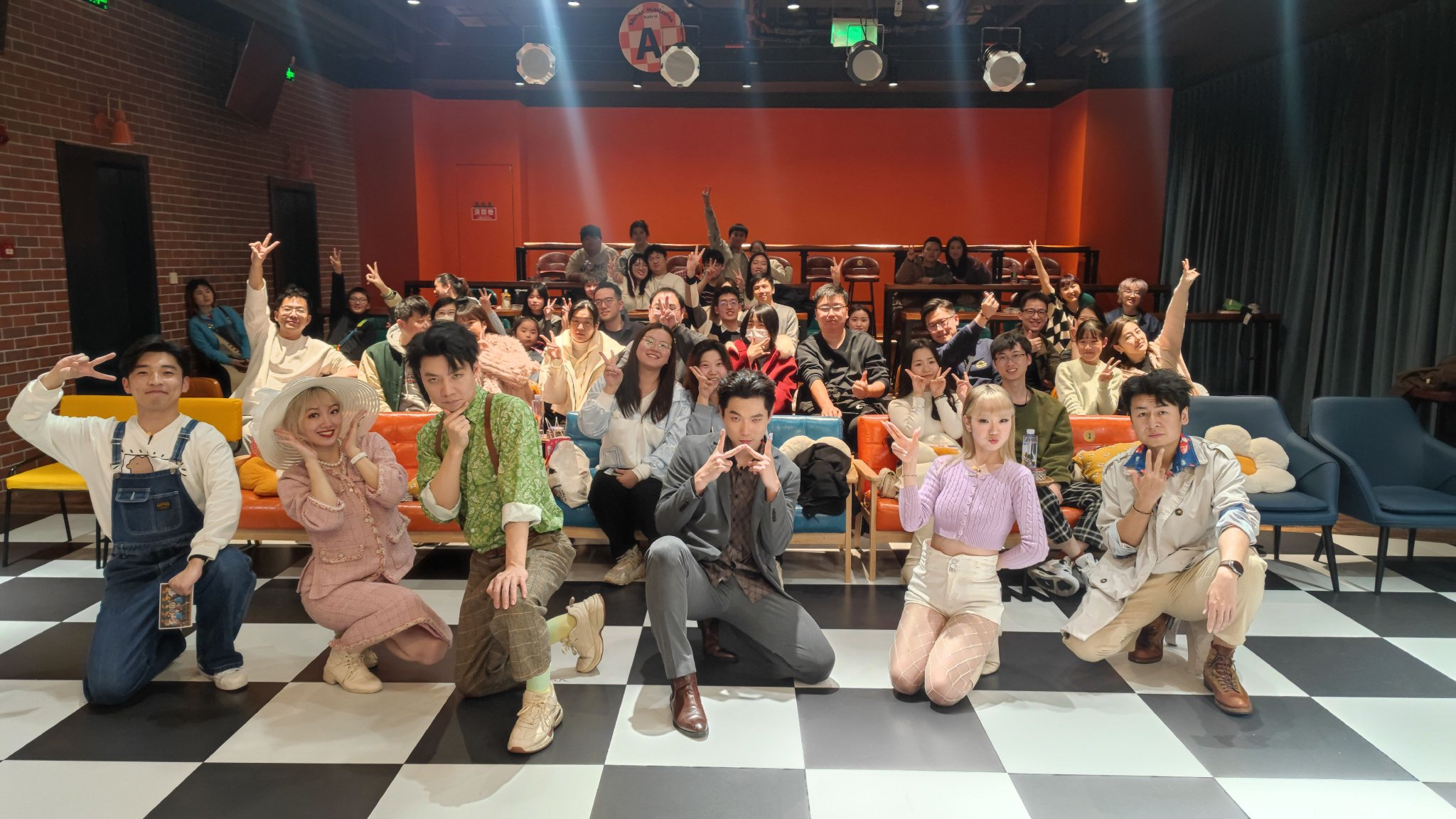 ͼΪС�糡�ݳ�����������꡷����������ں�Ӱ�����ܷ��߹�ͼ��