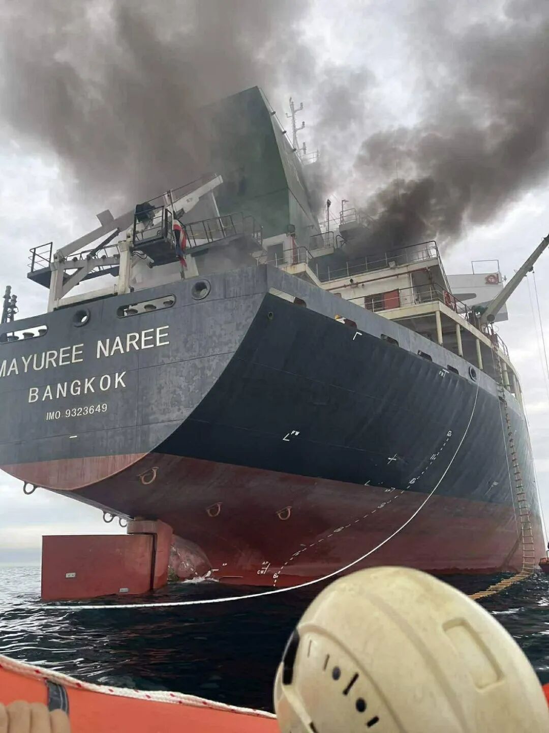 “困”在霍尔木兹海峡20天的人：炮火连天、缺水断菜，通航遥遥无期！船员：不会过的，太危险了