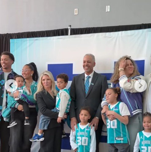 30号球衣退役！库里：恭喜父亲 他是我的领路人 比我还要爱篮球