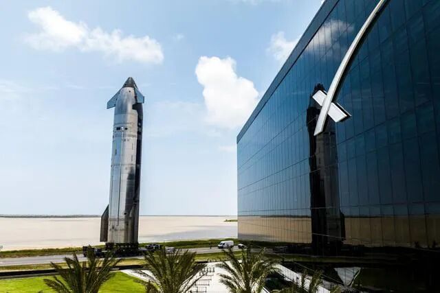 SpaceX公司的“星舰”飞船与“超重型”助推器组合体