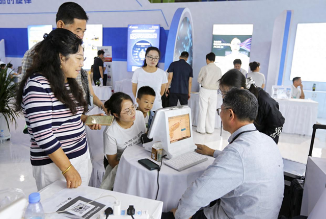 图：人们体验AI智能医疗 来源：新华社