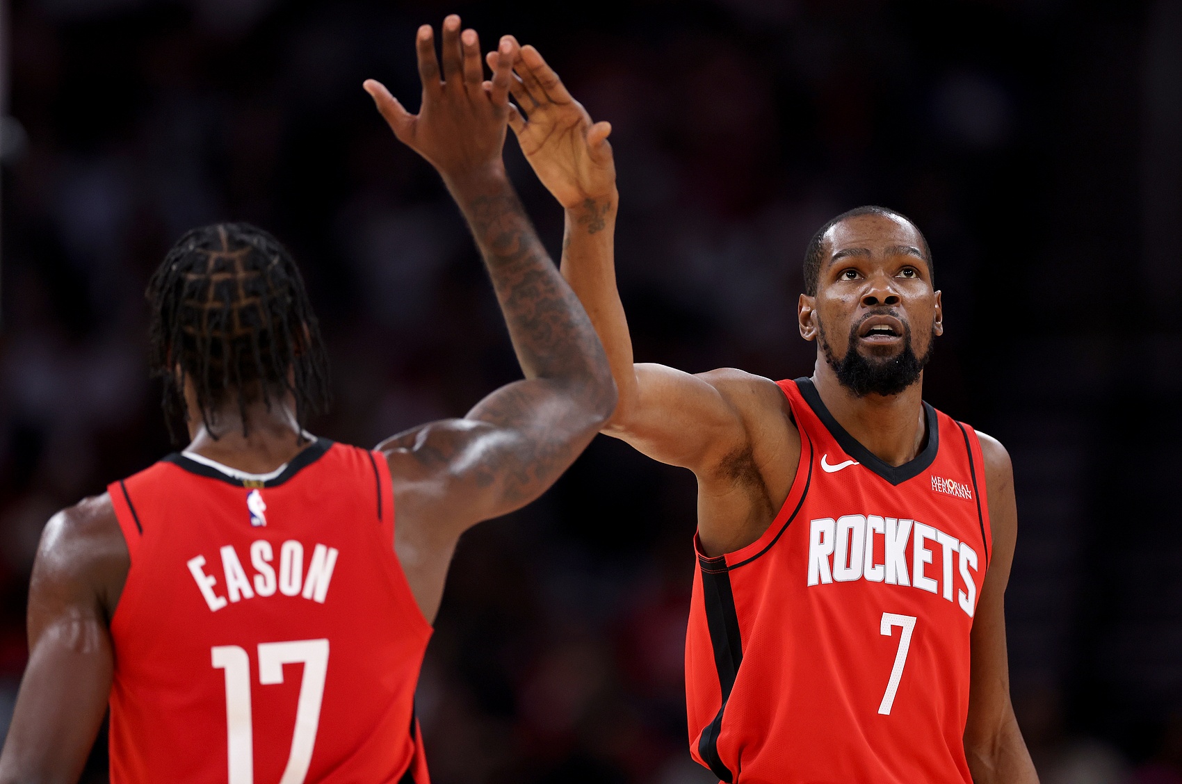 KD：新首发五个人都能创造进攻机会 我也很喜欢伊森打替补的表现