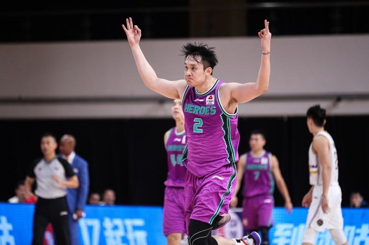 媒体人谈山东是否退役丁彦雨航球衣：物是人非 CBA标准比NBA严苛