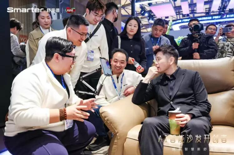 追觅科技创始人兼CEO俞浩（前排右一）