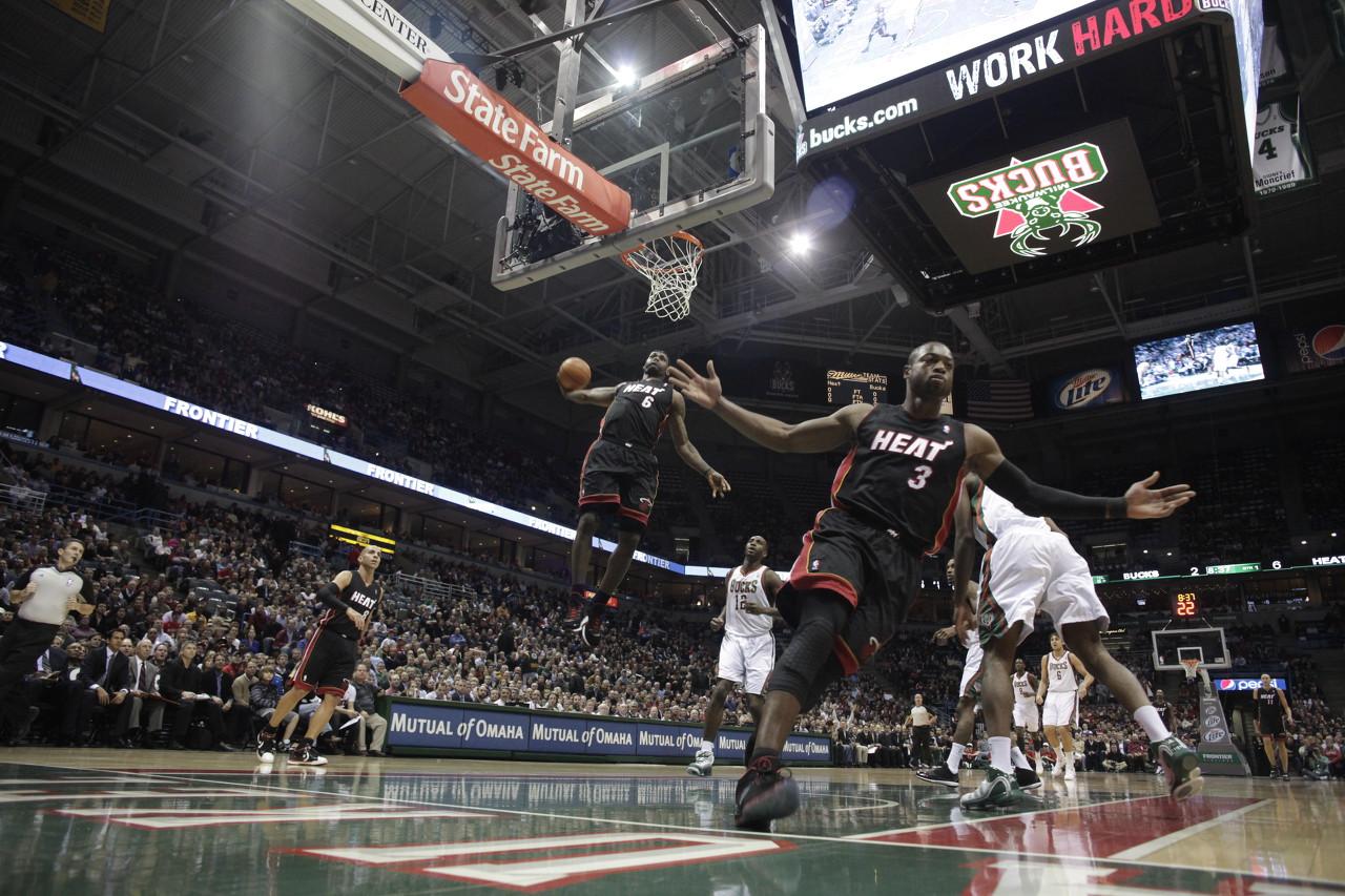 韦德打趣：等老詹2038年退役 希望他将经典空接照签名后送我