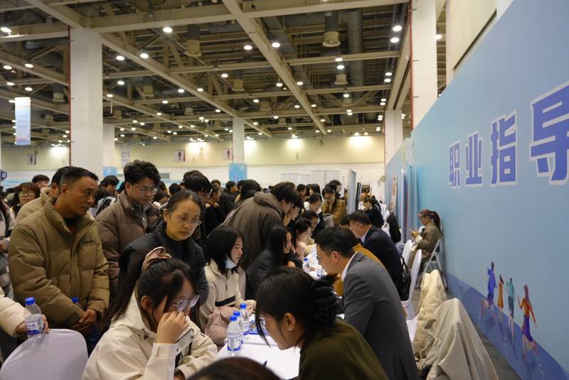 ▲2026苏州春季招聘大会也为年轻求职者提供了职业指导服务。李阳 摄