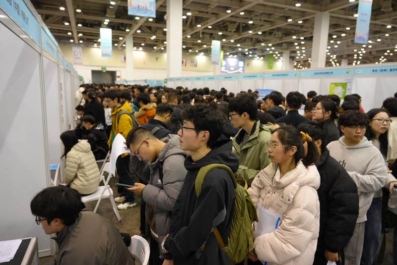 ▲2026苏州春季招聘大会上，年轻的求职者排队咨询。李阳 摄
