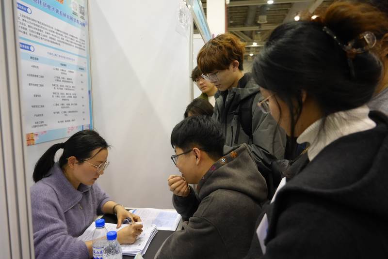 ▲2026苏州春季招聘大会上，求职者在咨询某科研单位。李阳 摄