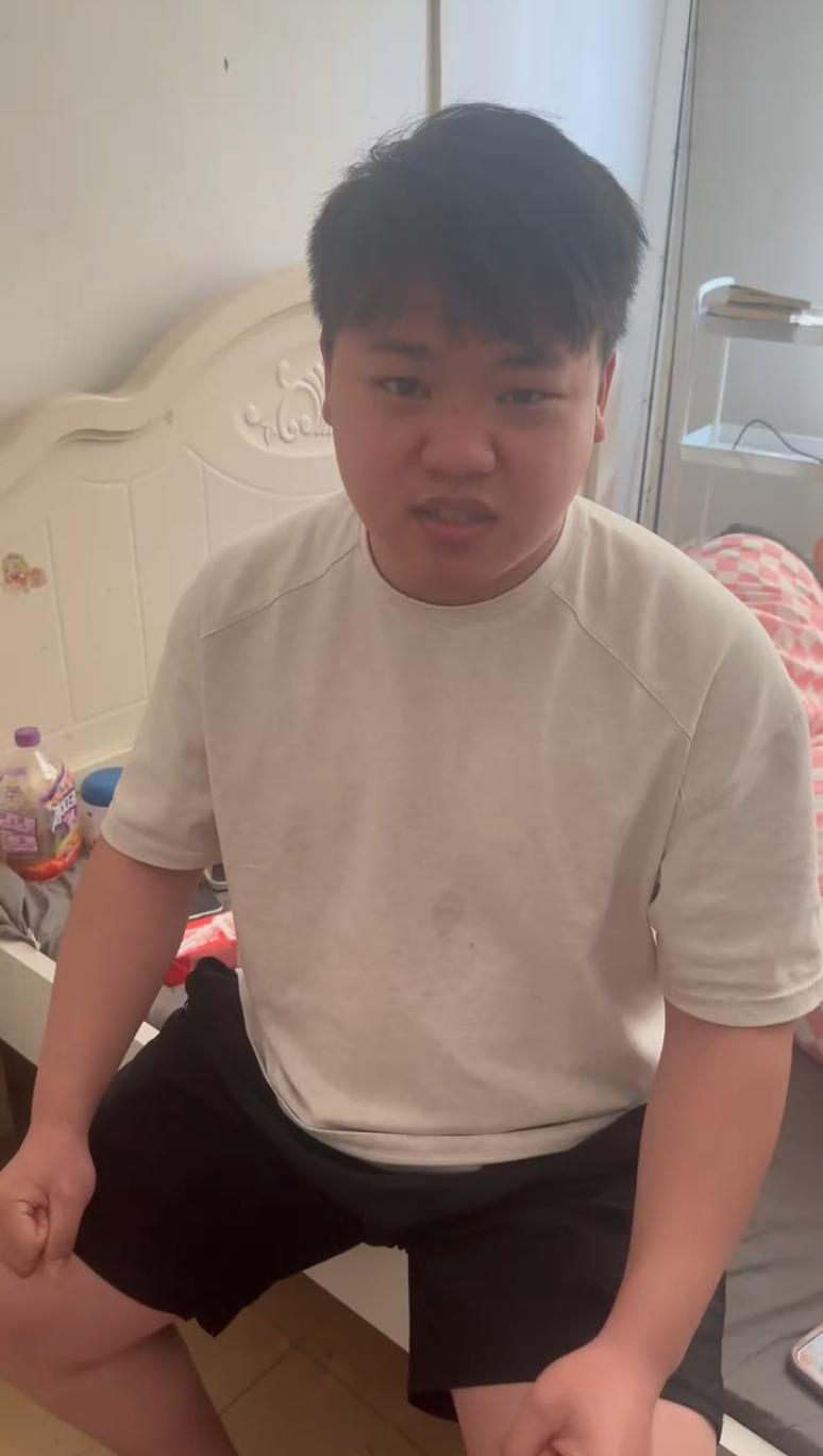 人贩子“梅姨”落网，被拐儿童钟彬得知消息后激动到吐了，“对她的怒火一直压在心里，她应得到惩罚”