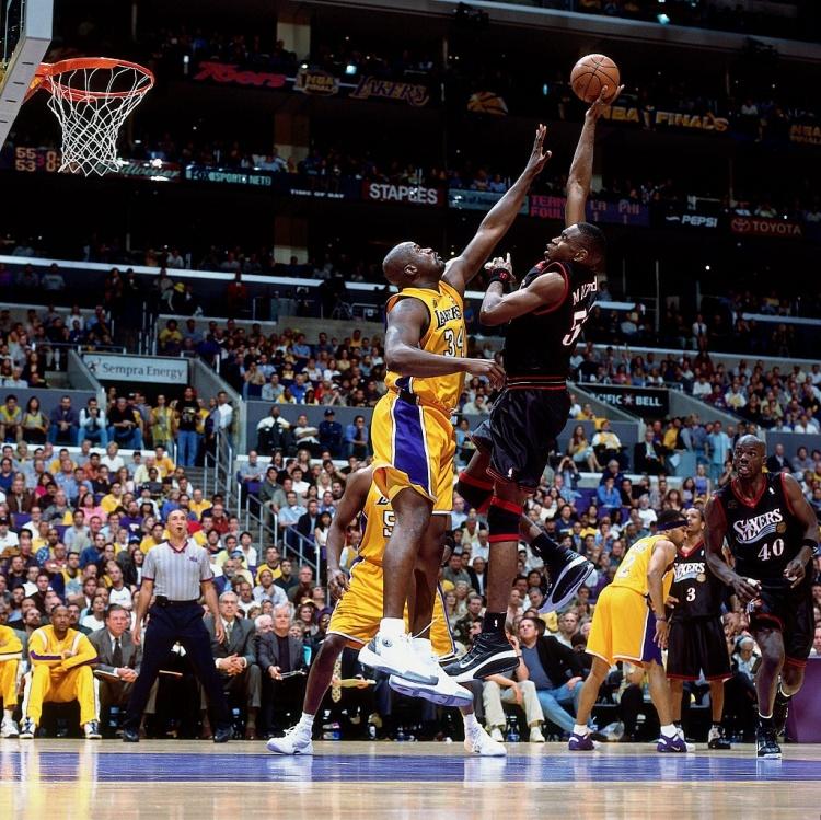 奥尼尔：艾弗森输总决赛要怪穆托姆博 后者说他能单防我