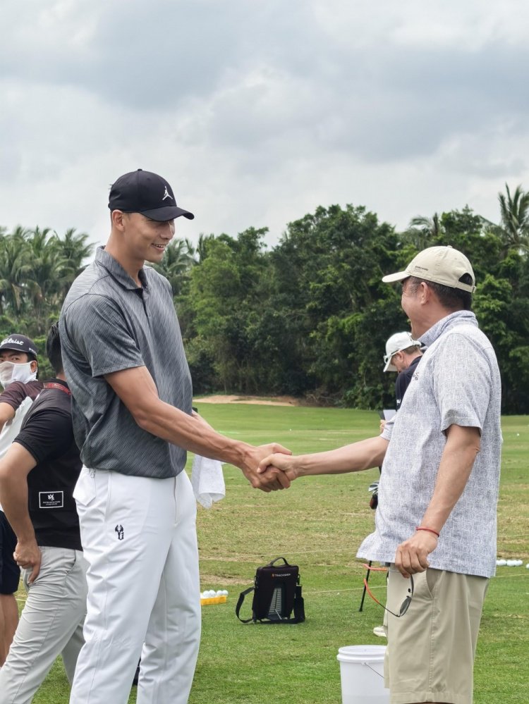 好久不见！易建联现身观澜湖高尔夫比赛 面带笑容心情不错