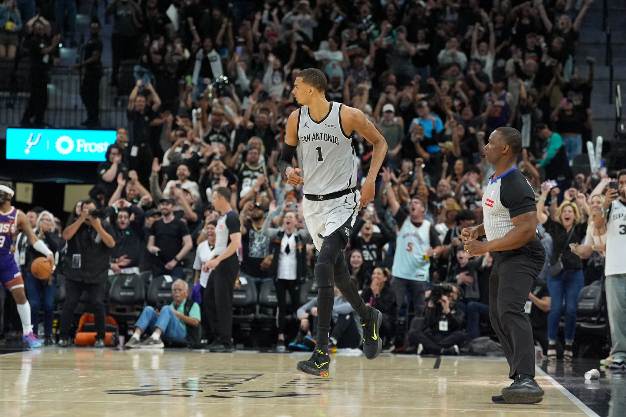 卡莱尔：篮球史上从未有过像文班这样攻防两端都有如此影响力球员