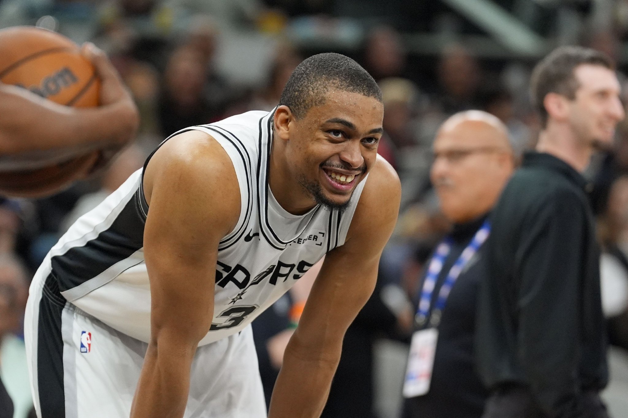 永远的队魂！凯尔登马刺生涯得分6673分 超越小卡进入队史前十