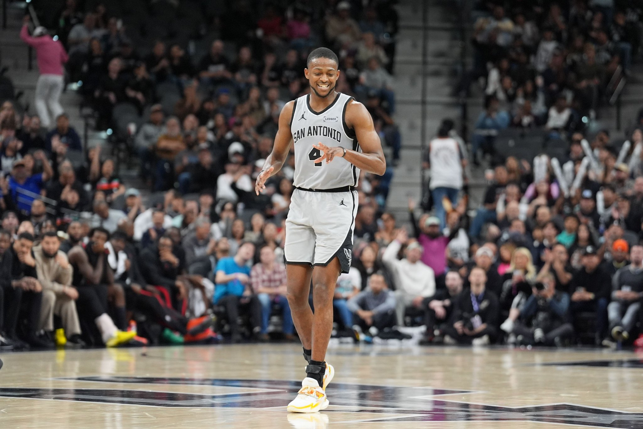 中规中矩！福克斯16中6拿到14分7助 正负值+9