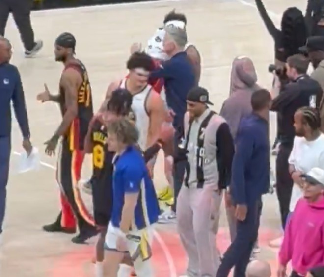 相逢一笑！库明加赛后和前队友&科尔拥抱致意 还和库里聊了一会