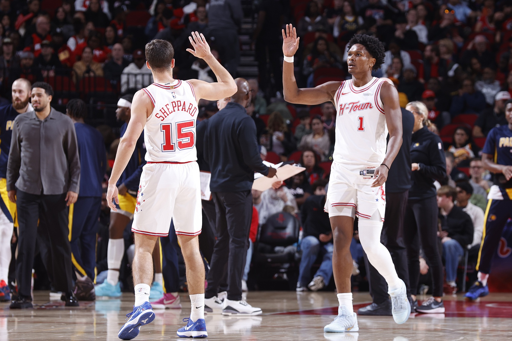 阿门：谢泼德越来越自信 14次助攻0失误 他完全掌控了比赛