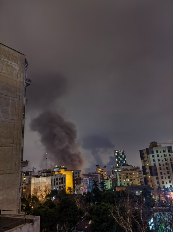 ▲资料图：3月13日晚，伊朗首都德黑兰遭空袭后的浓烟。图/新华社