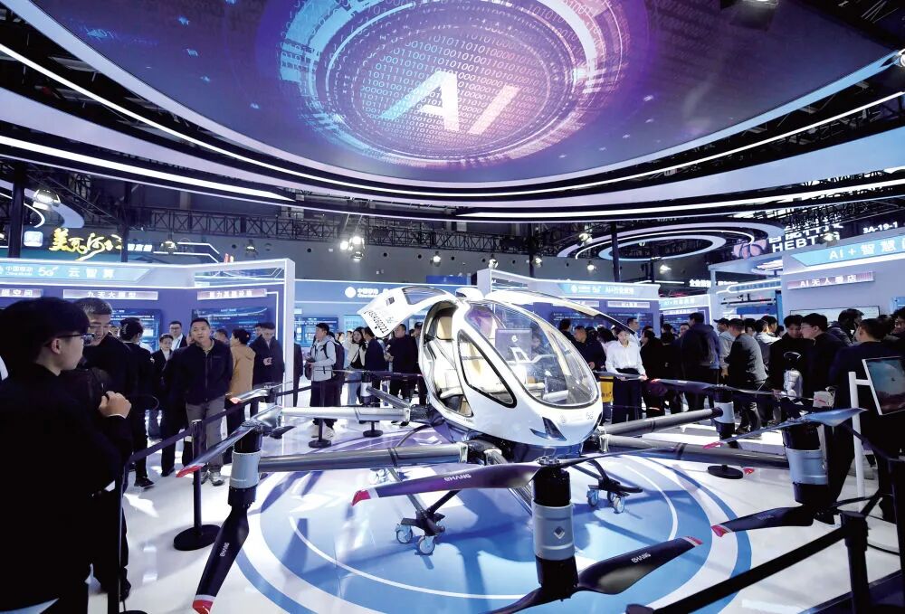 2025年10月17日，观众在2025中国国际数字经济博览会上了解一款可载人飞行器（王晓/摄）