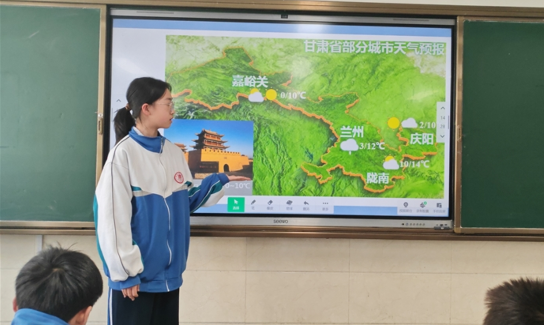 学生进行AI天气播报