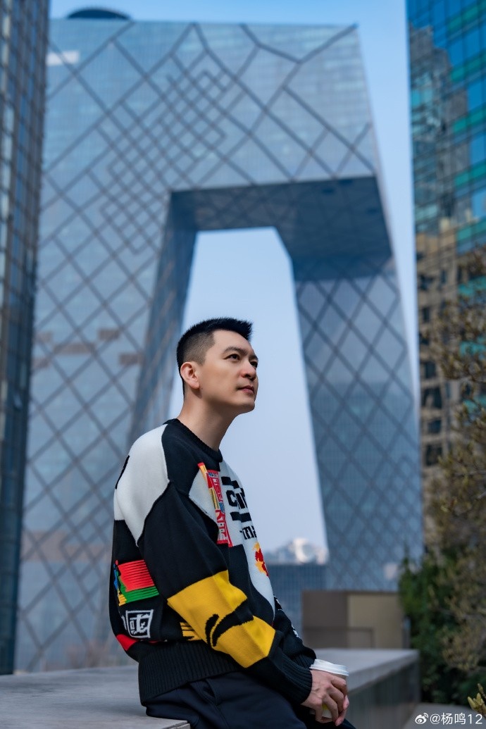帅气依旧！杨鸣更新社媒晒个人照：北漂