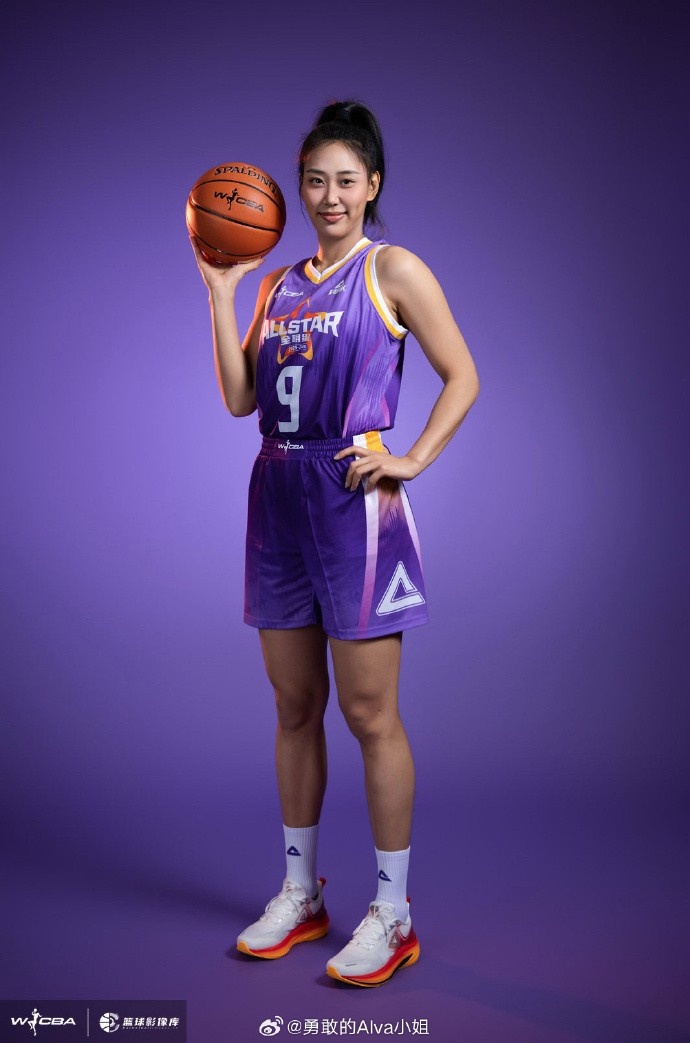 唐子婷晒照：第三年全明星打卡下班啦 回家 咱们季后赛见