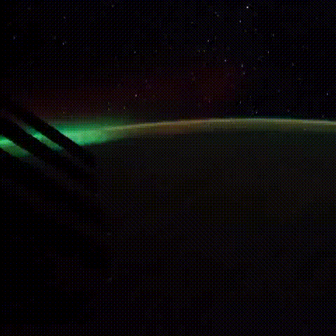 从空间站上看到的极光 | 图源：NASA