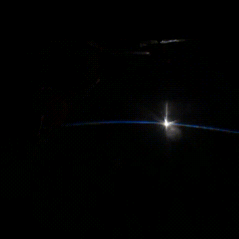 从国际空间站上拍到的日出 | 图源：NASA