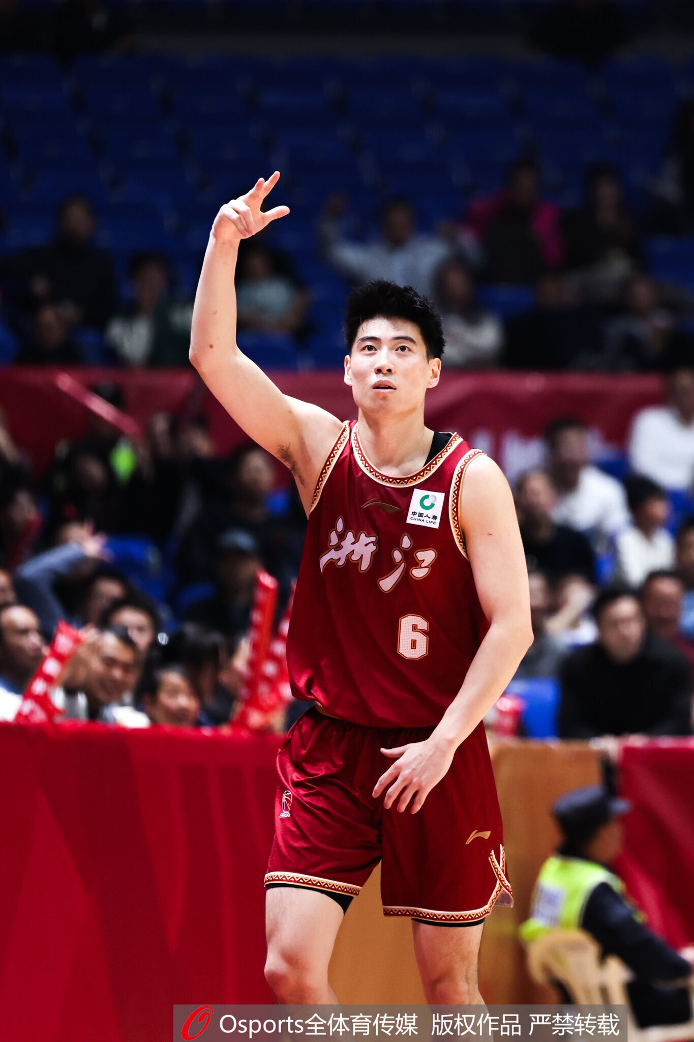 高开低走！程帅澎15中8&5记三分拿下27分 上半场22分后机会不多