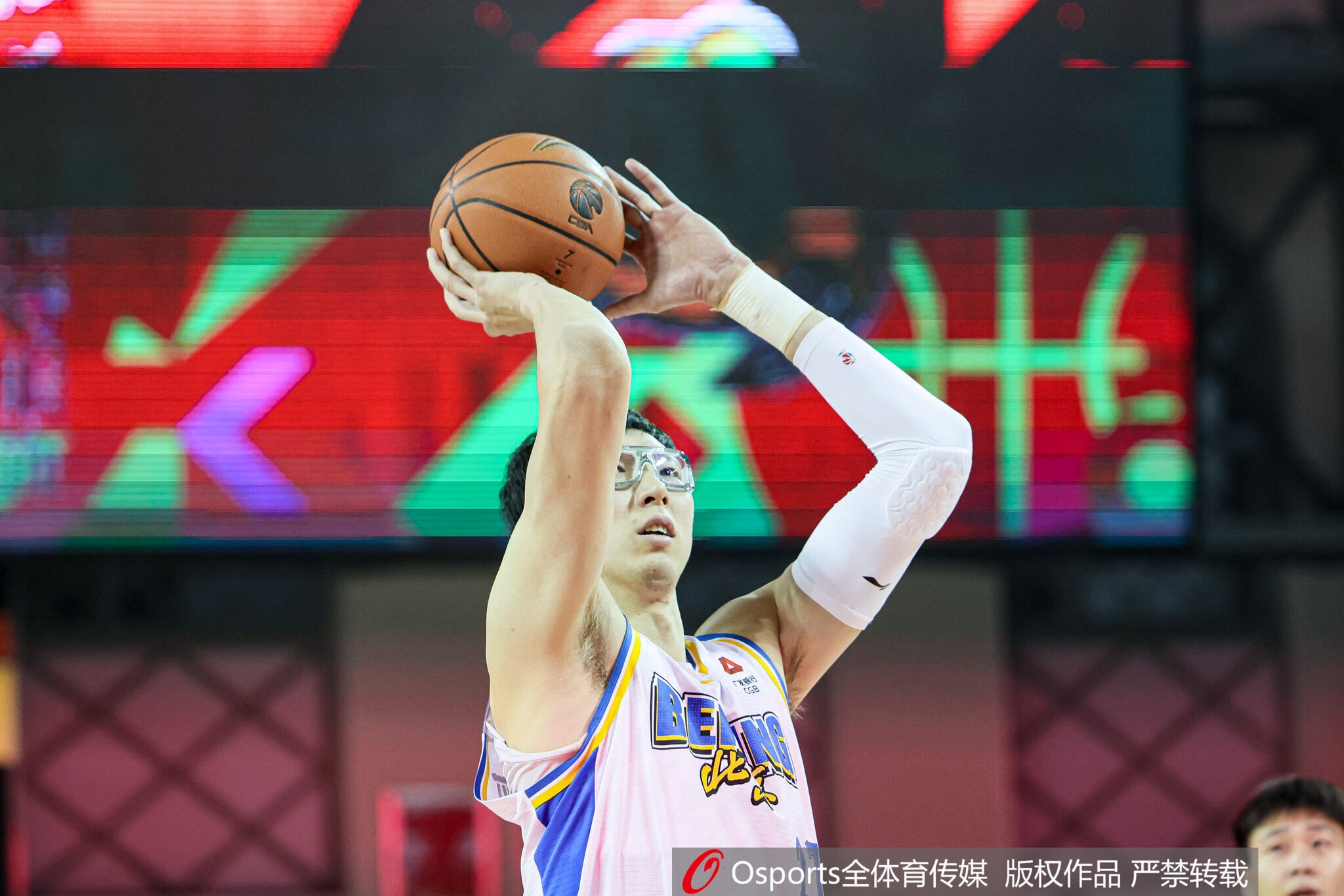 太离谱了~周琦已连续12罚不中 今晚8罚0中&上一场最后连续4罚不中