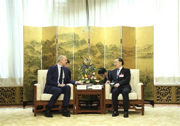 3月22日，工业和信息化部部长李乐成在北京会见西门子公司董事会主席、总裁兼首席实际官博乐仁。