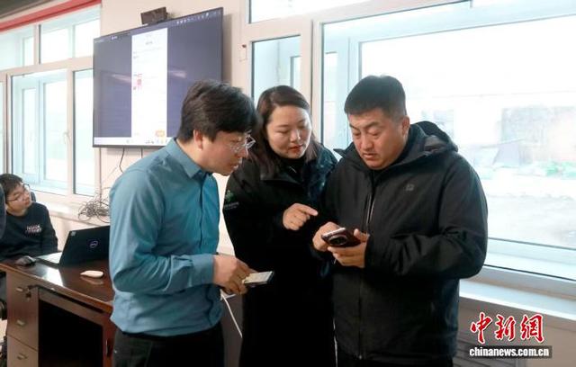农户学习使用“佳家农”平台智慧种田。陈刚 摄