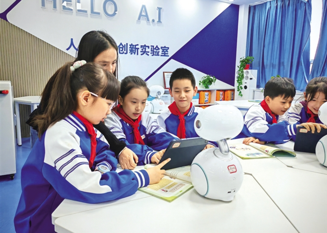 学生与机器人“小飞”互动