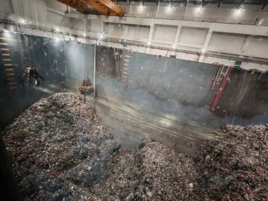 华南某垃圾毁灭厂垃圾储坑里堆积着如山般的生活垃圾