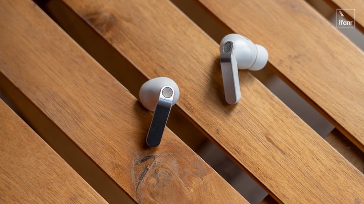 ▲ Galaxy Buds4（左下）和 Galaxy Buds4 Pro（右上）