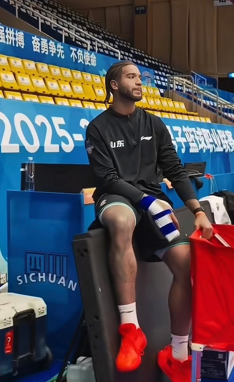 缺席3到4周！媒体人：克里斯手指骨折仍随队出征 关注球队表现