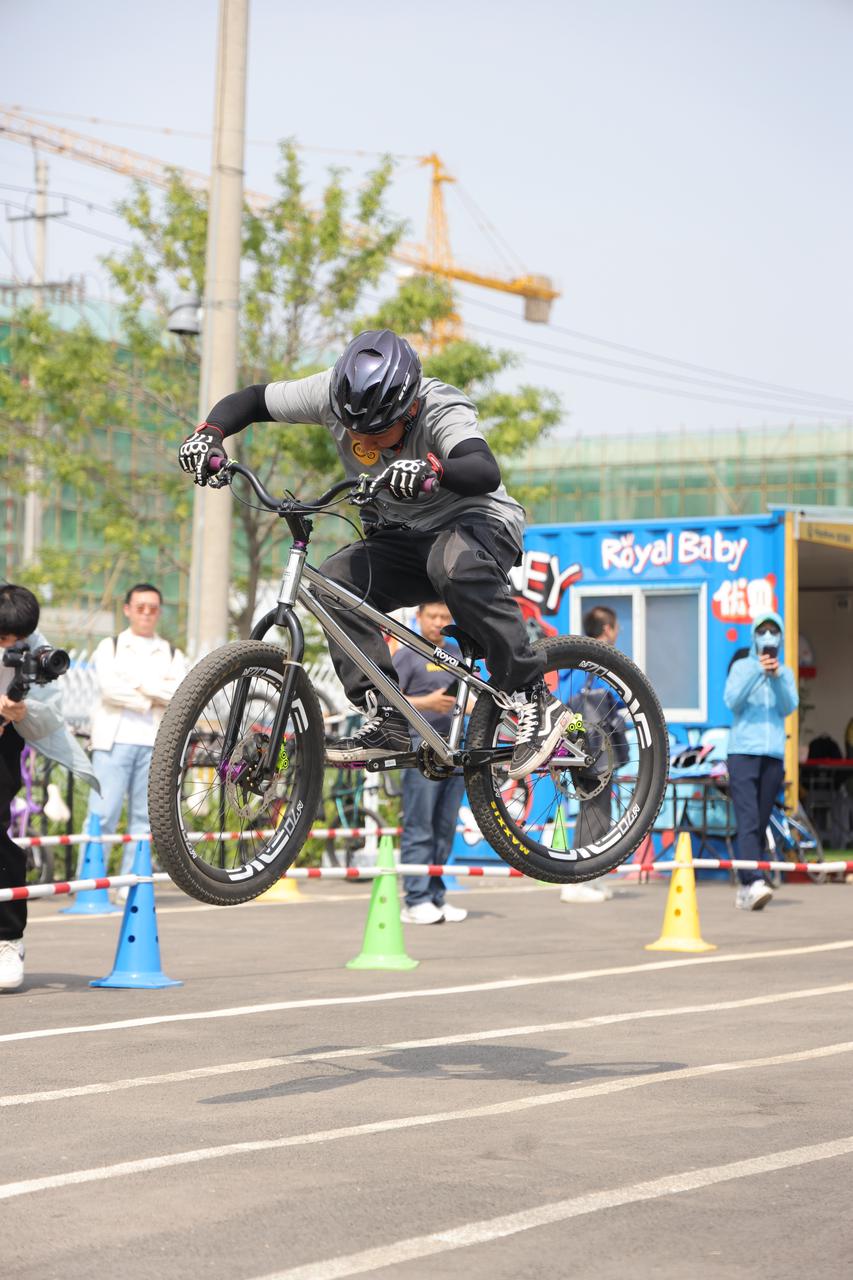 优贝组织儿童自行车表演活动