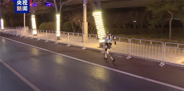 人形机器人半马进行首场练习测试