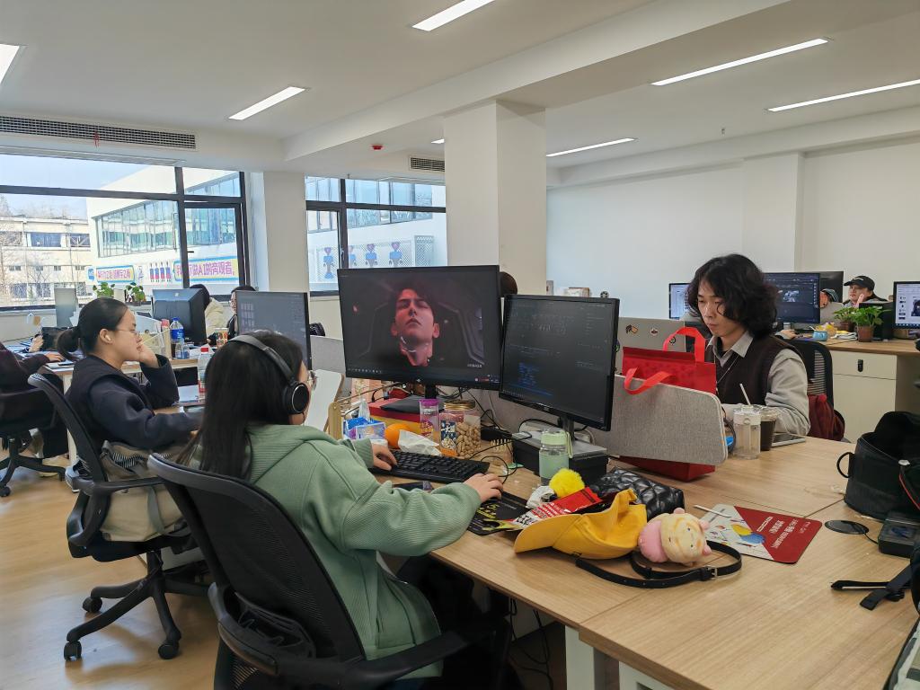 2026年3月12日，武汉汉江湾人工智能产业园一家影视产业基地内，工作人员正在借助AI工具制作短剧。新华社记者乐文婉 摄