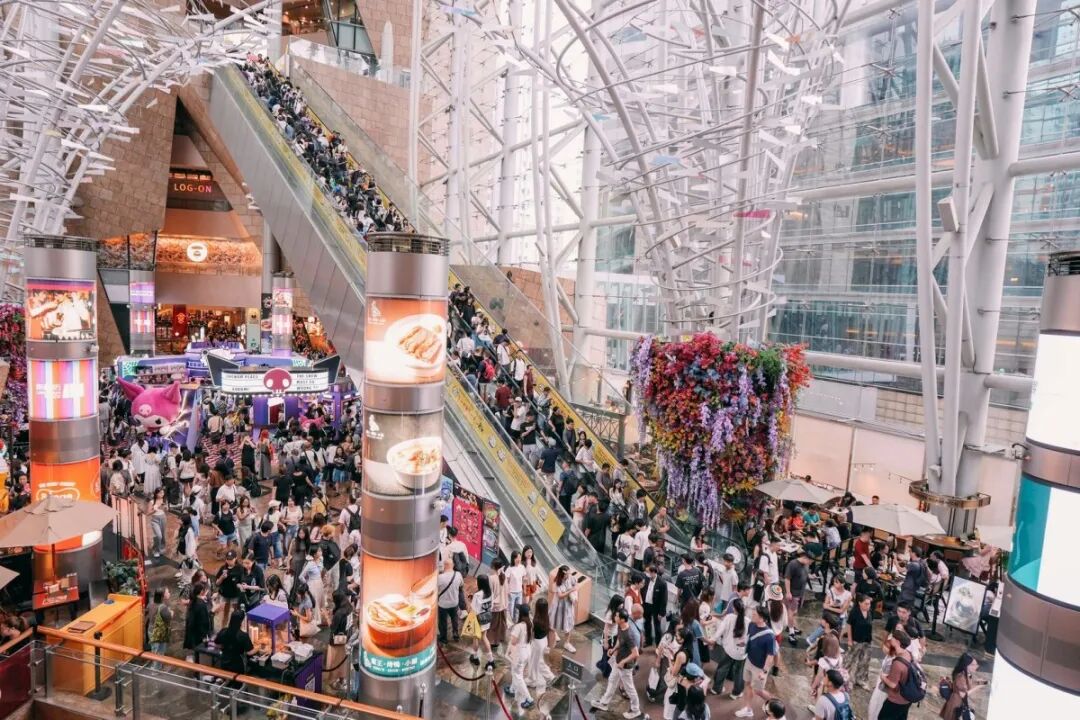 上图：农历春节期间，香港 K11 Musea 人流爆满