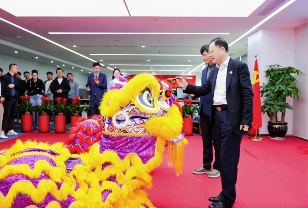 图 | 李良彬董事长出席致辞、为醒狮点睛