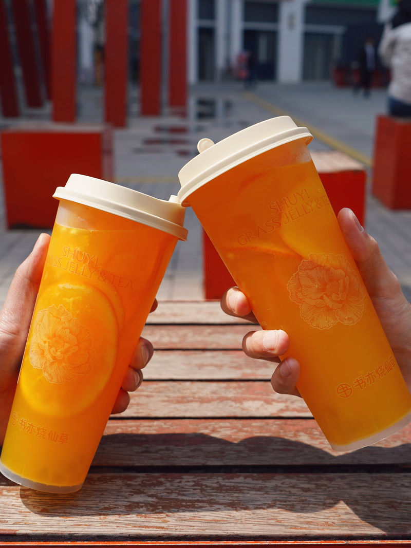 近日,书亦烧仙草推出“脆啵啵手捣鲜橙”。企业供图