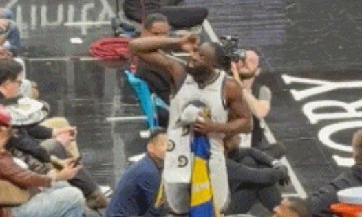 眯眼看冠军旗帜嘲讽老鹰球迷！追梦：他们闭嘴了 很难再冲我叫了