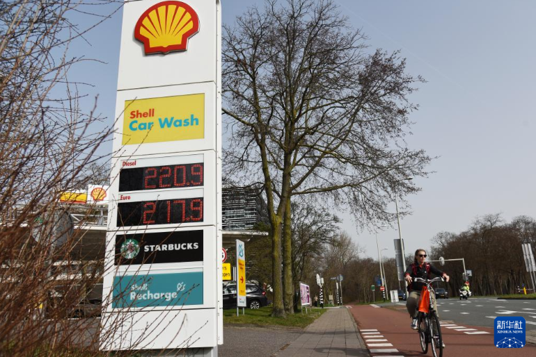 这是3月6日在荷兰海牙拍摄的加油站的油价牌。新华社记者 邵舟师 摄